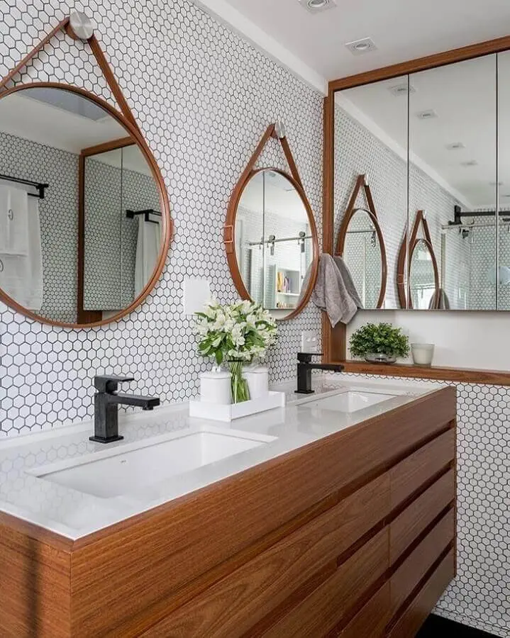 decoração de banheiro planejado com gabinete de madeira e revestimento hexagonal branco Foto Estúdio AE Arquitetura