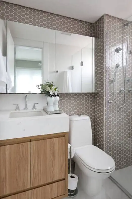 decoração de banheiro planejado com revestimento hexagonal cinza pequeno  Foto Pinterest