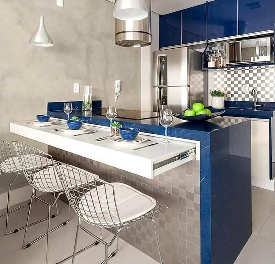 Cozinha Americana com decoração azul e cinza