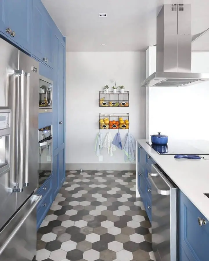 decoração de cozinha azul planejada com piso de revestimento hexagonal cinza Foto GF Projetos