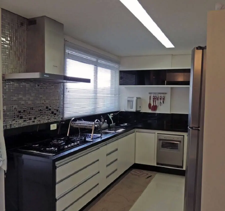 decoração de cozinha de apartamento de canto preto e branca Foto Karina Correa Santos