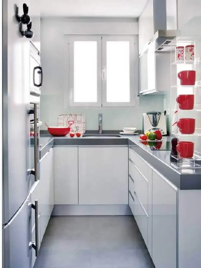 decoração de cozinha de apartamento pequena com armários planejados brancos Foto Achados da Decoração