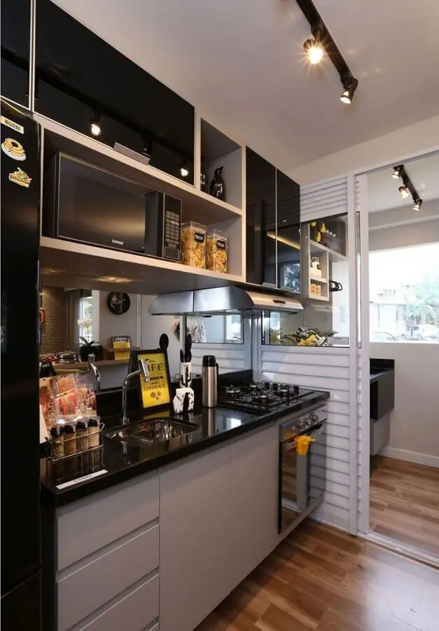 decoração de cozinha de apartamento pequeno com armário preto e cinza Foto Simples Decoração