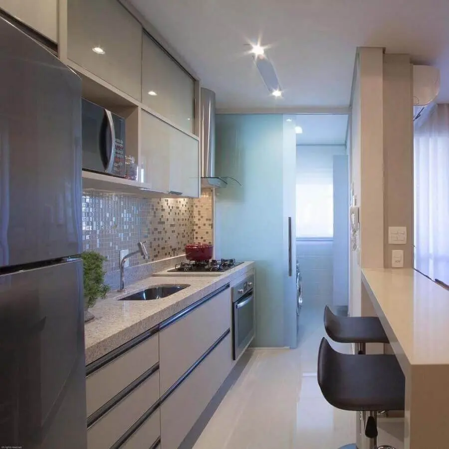 decoração de cozinha de apartamento planejada com porta de vidro para lavanderia Foto Pinterest
