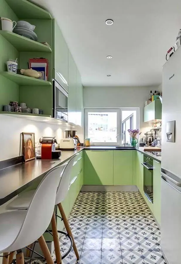 decoração de cozinha de apartamento planejada verde com piso antigo Foto Ideias Decor