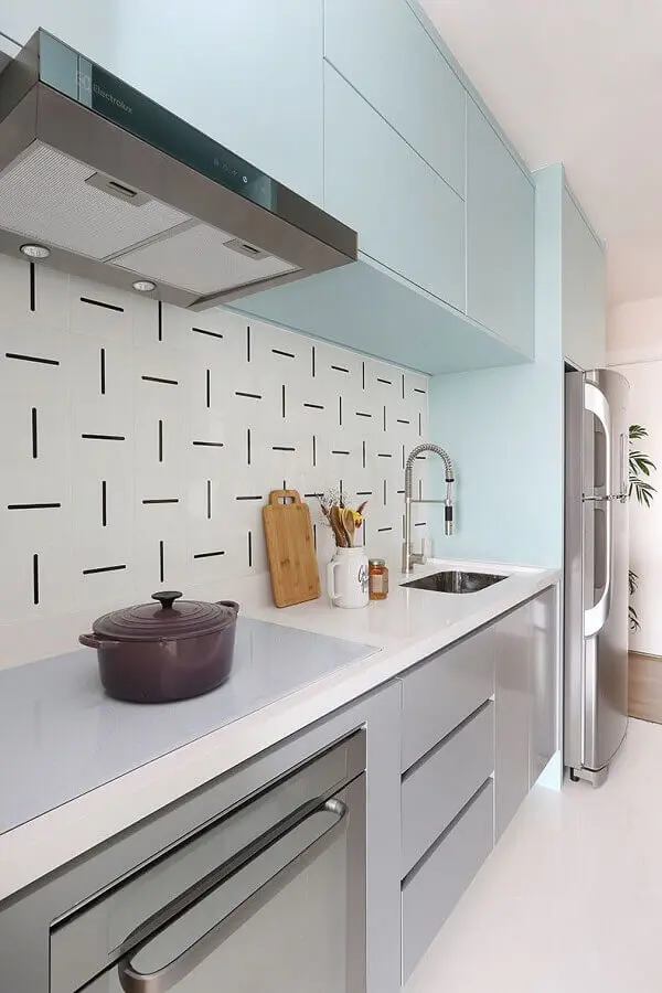 decoração de cozinha moderna planejada com armário aéreo azul candy colors Foto Habitare