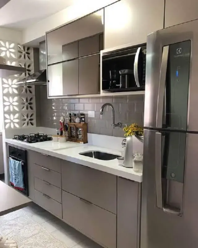 decoração de cozinha pequena com armário de cozinha cinza com acabamento espelhado Foto Pinterest