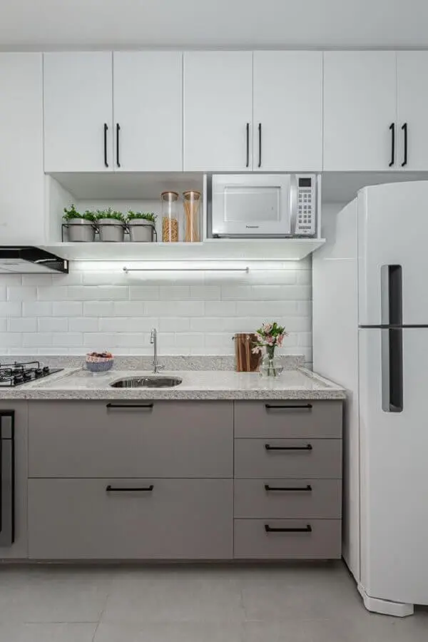 decoração de cozinha sob medida cinza e branca Foto Arquiteto em Casa