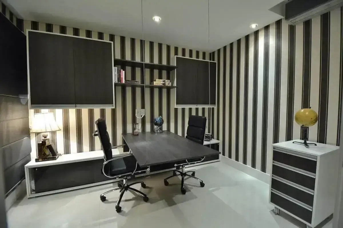 decoração de escritório com papel de parede listrado preto e branco Foto Paulinho Peres