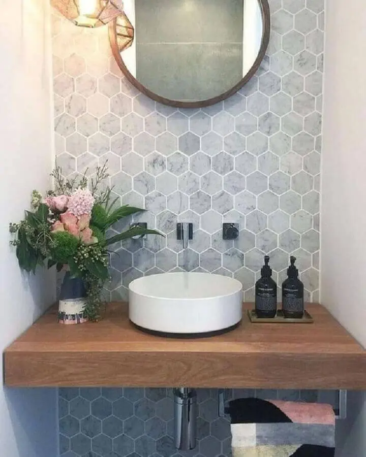 decoração de lavabo com bancada de madeira e revestimento hexagonal cinza Foto We Heart It