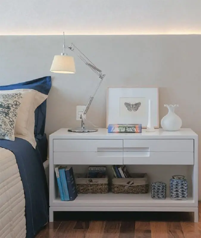 decoração de quarto com criado mudo branco e luminária para leitura articulável Foto Pinterest