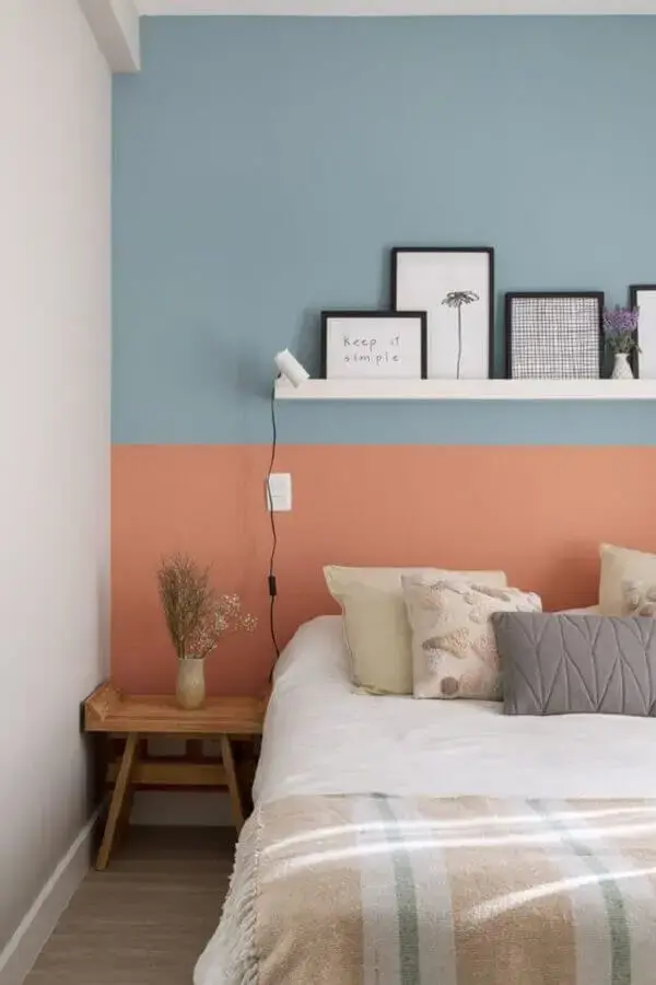 decoração de quarto com prateleira para quadros em parede pintada de azul e coral Foto Pinterest