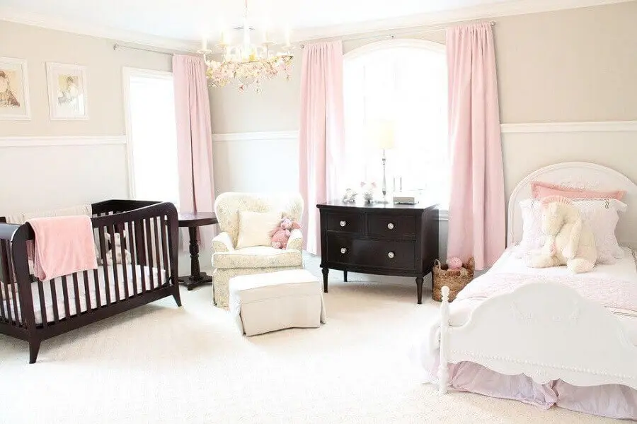 decoração de quarto de bebê com móveis em madeira escura e cortinas rosa candy colors Foto Pinterest