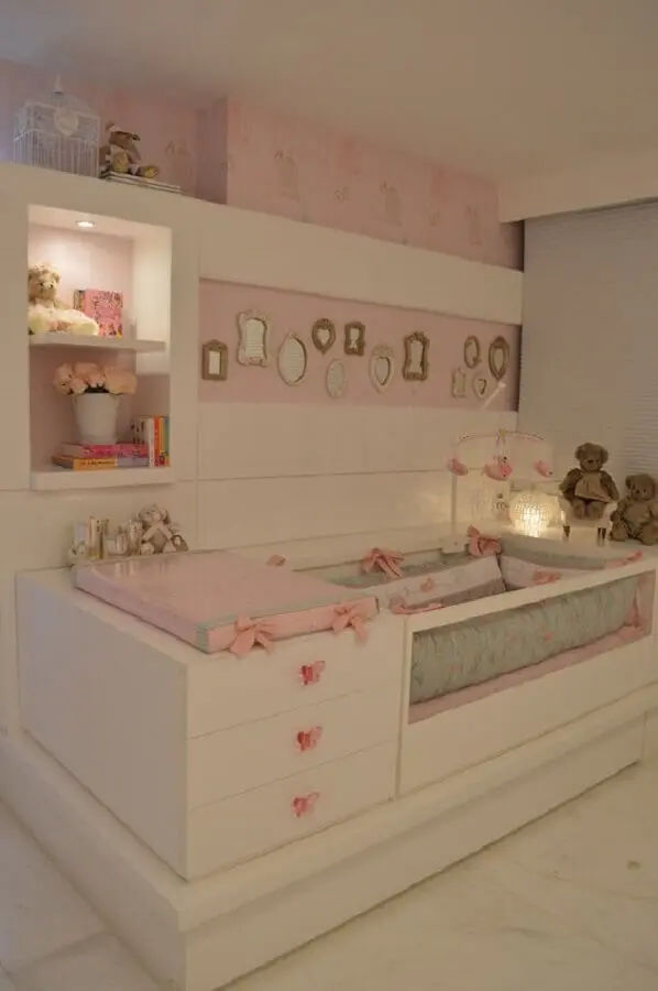 decoração de quarto de bebê sob medida branco e rosa Foto Pinterest
