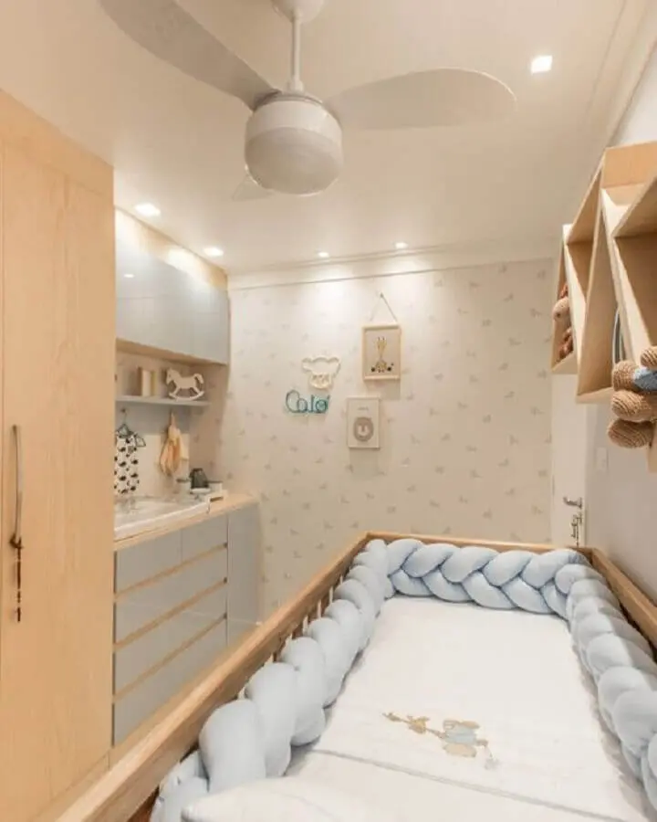decoração de quarto de bebê sob medida com móveis de madeira com portas azuis Foto Pinterest