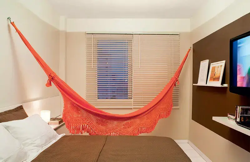 decoração de quarto de casal com rede de descanso laranja Foto Guia para Decorar