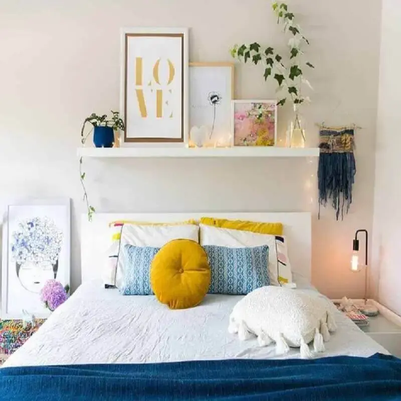 decoração de quarto feminino com prateleira para quadros Foto Pinterest