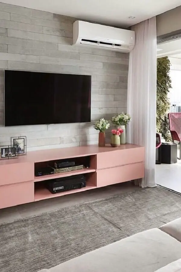 decoração de sala com TV na parede e rack rosa Foto Eu Capricho