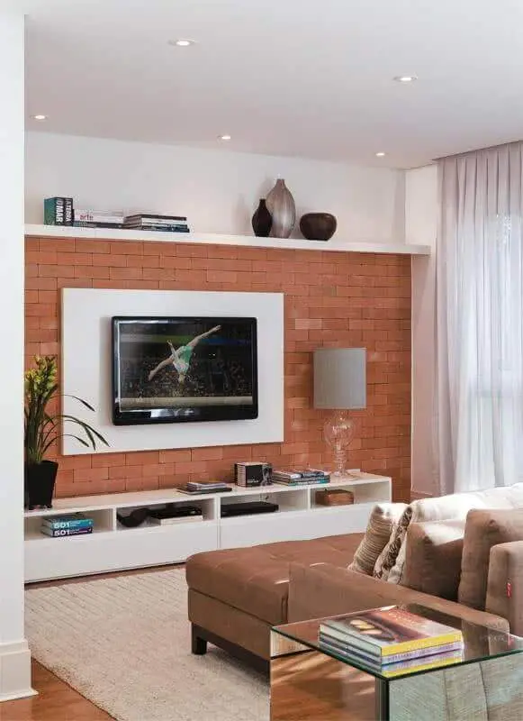 decoração de sala com suporte para TV na parede Foto Viajando no Apê