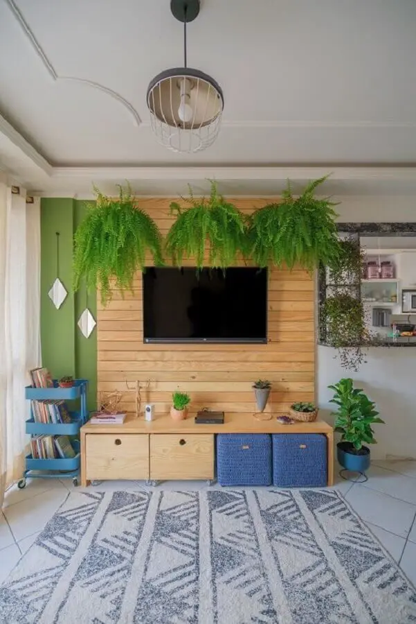 decoração de sala de estar com tv na parede com revestimento de madeira Foto Diycore