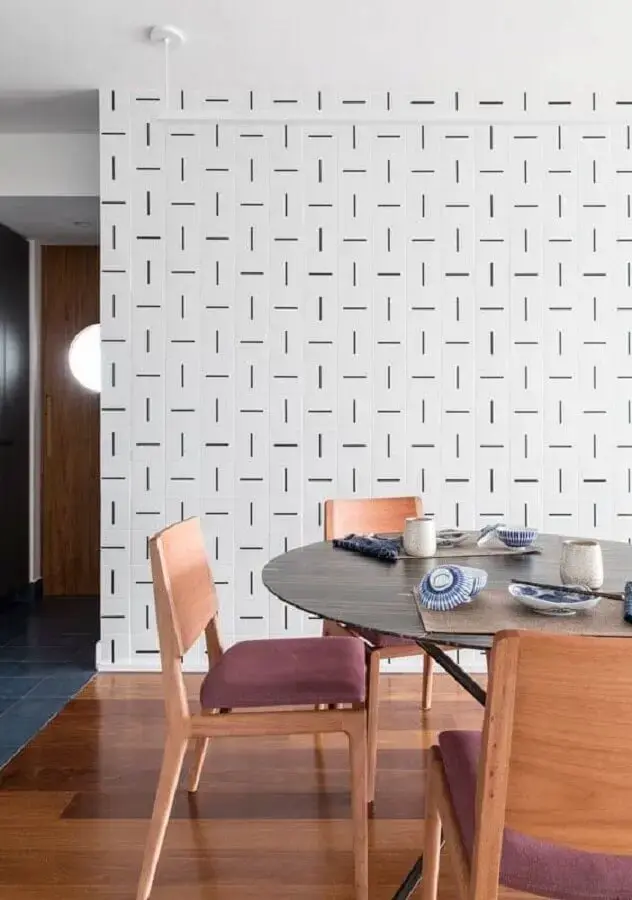 decoração de sala de jantar com papel de parede branco Foto INÁ Arquitetura