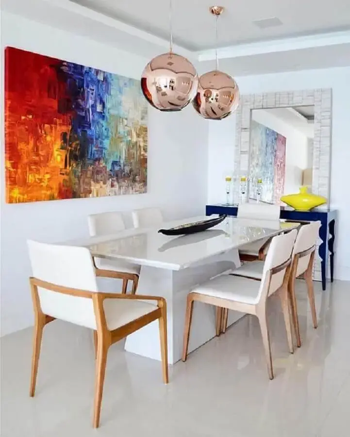 decoração de sala de jantar com quadro colorido para parede branca Foto Jeito de Casa