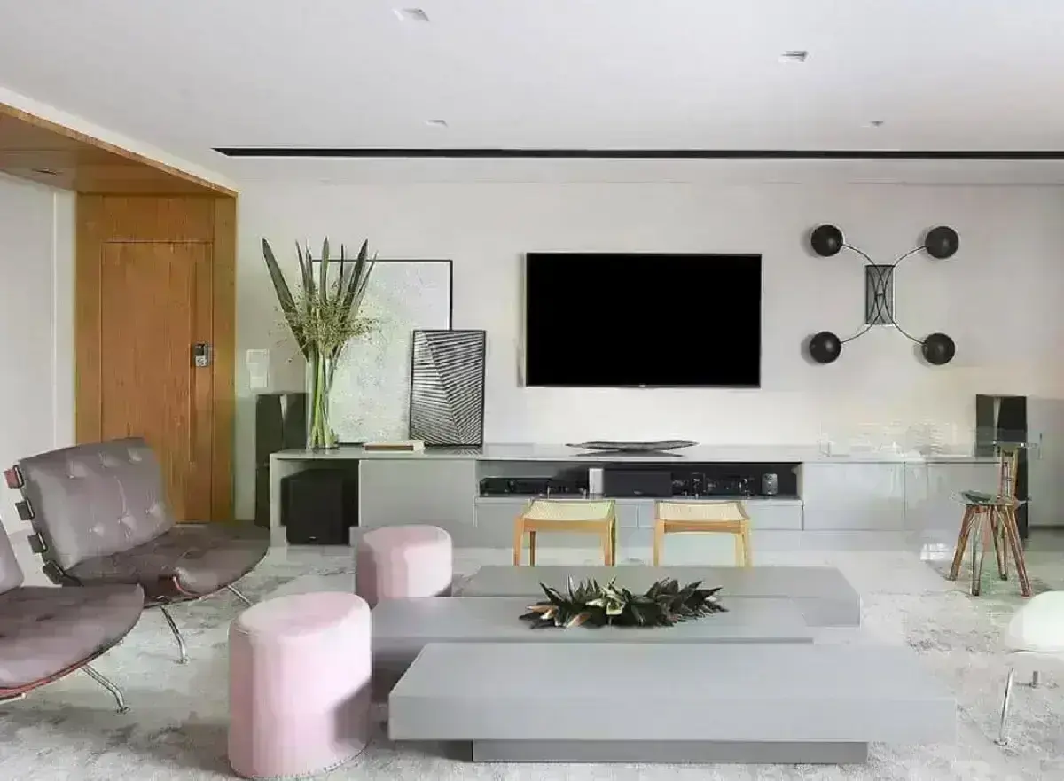 decoração de sala moderna com tv na parede e puffs cor de rosa Foto Futurist Architecture