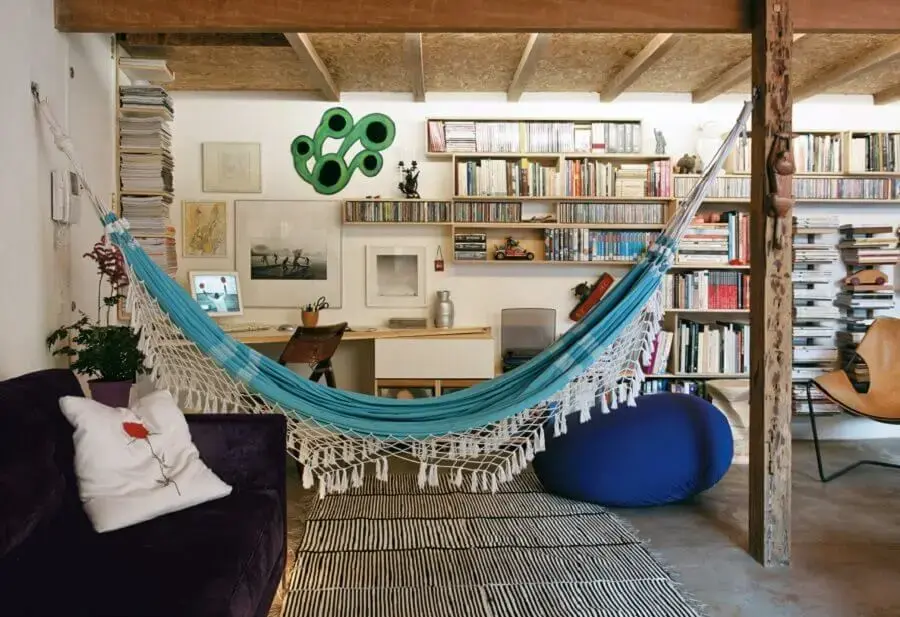decoração de sala rústica com rede de descanso e prateleiras de livros Foto Pinterest