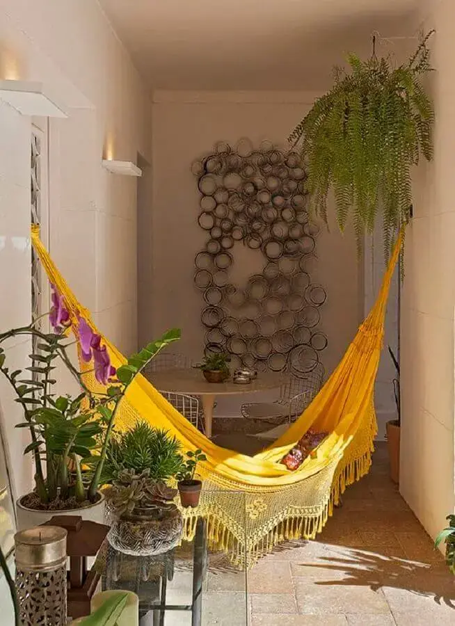 decoração de varanda com vasos de plantas e rede de descanso amarela Foto Pinterest