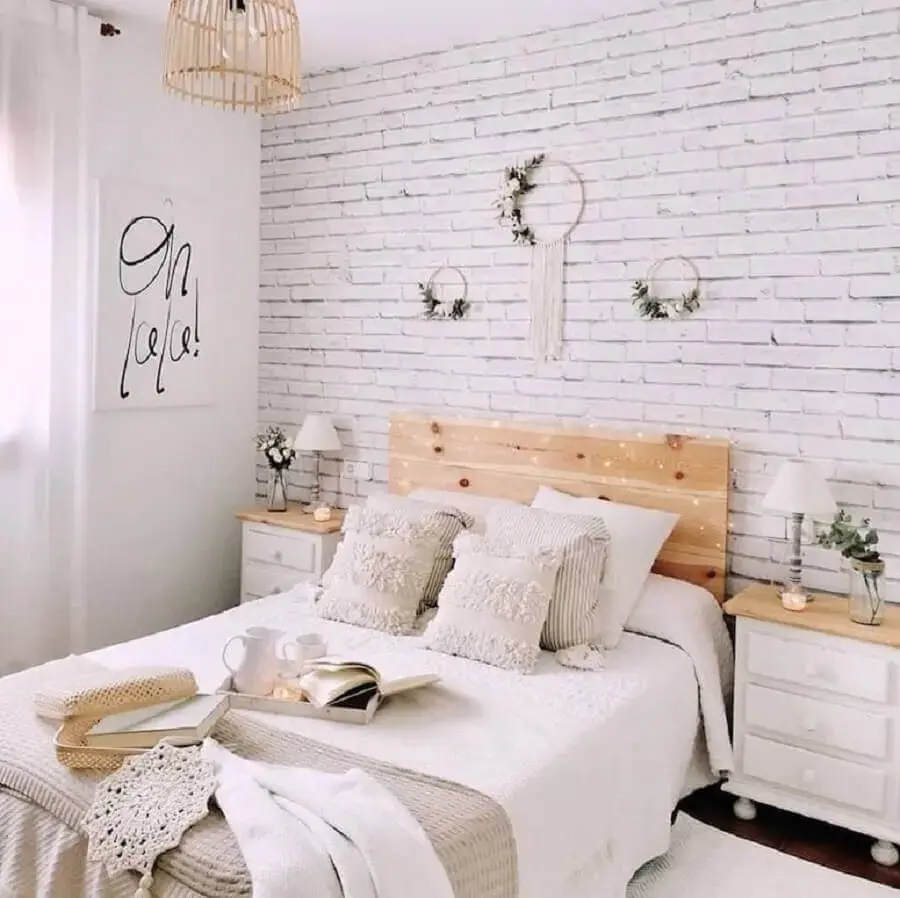 decoração delicada para quarto com papel de parede tijolinho branco e cabeceira de madeira Foto Pinterest