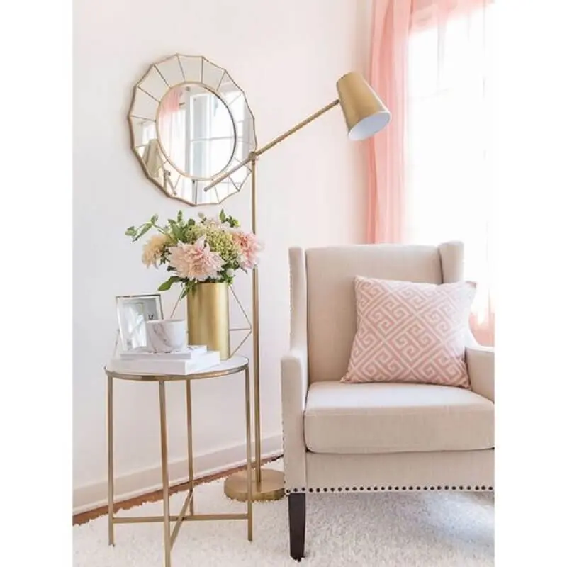 decoração delicada para sala rosa com luminária para leitura com acabamento dourado Foto Homebook