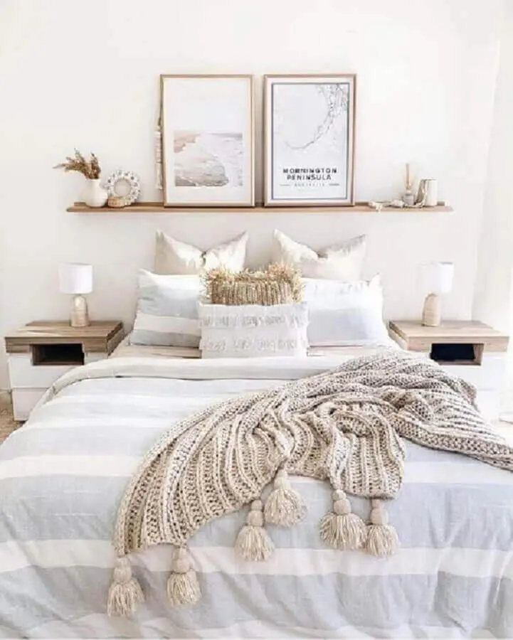 decoração escandinava para quarto branco com prateleira para quadros Foto Pinterest