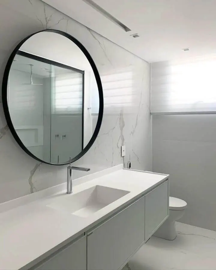 decoração minimalista com espelho redondo para banheiro com moldura Foto Andressa Borsato Interiores