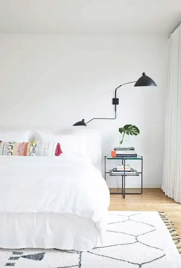 decoração minimalista para quarto com parede branca e luminária articulável preta Foto Otimizi