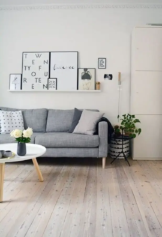 decoração minimalista para sala com prateleira para quadros Foto We Heart It