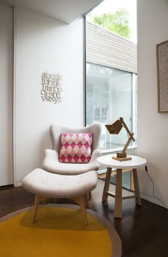 decoração moderan com poltrona com puff e luminária de mesa para leitura Foto Oppa Design