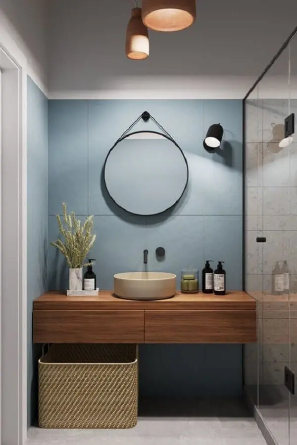 decoração moderna com parede azul e espelho redondo para banheiro com alça Foto Aresto Arquitetura