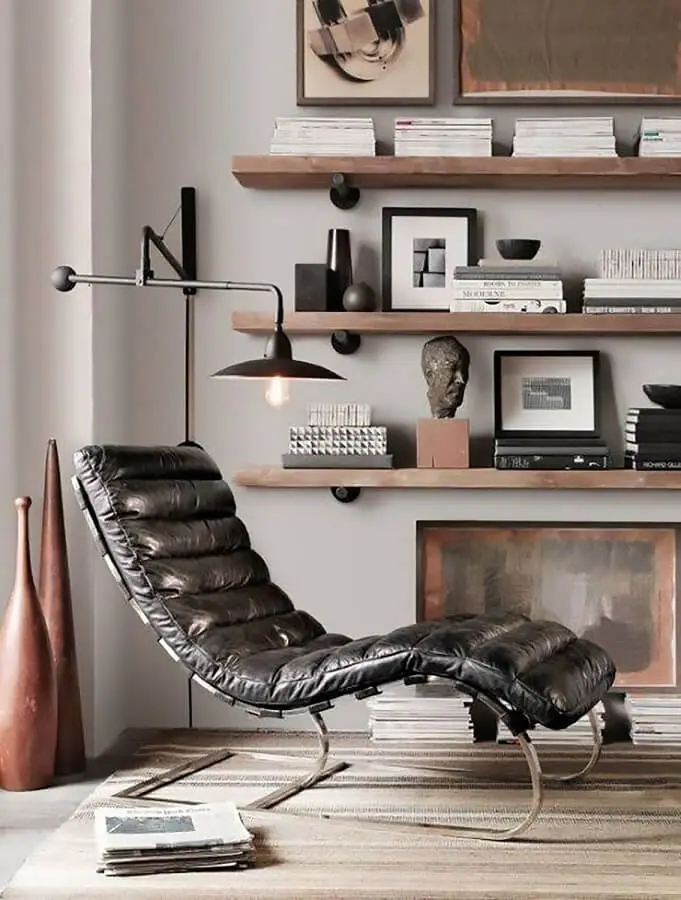 decoração moderna com poltrona confortável e luminária de parede para leitura Foto Archzine