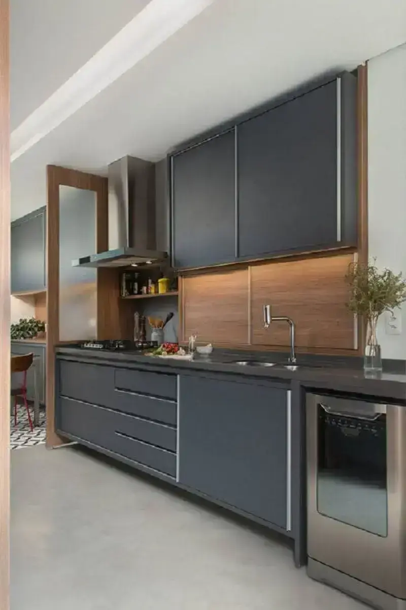 decoração moderna com revestimento de madeira e armário de cozinha cinza escuro Foto Manual da Obra