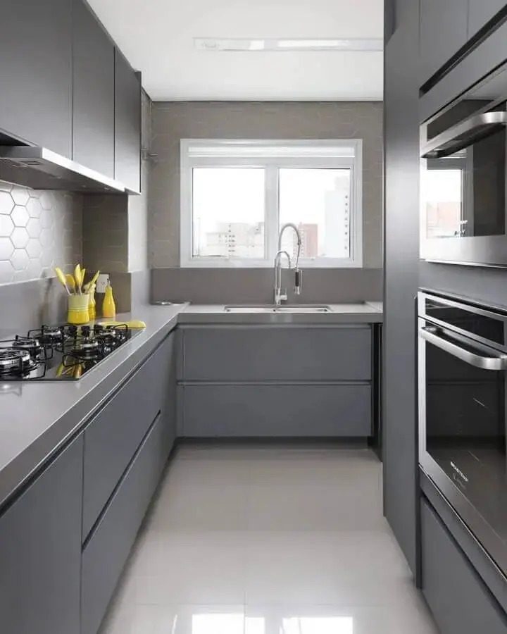 decoração moderna para cozinha de apartamento cinza planejada Foto MN Interiores