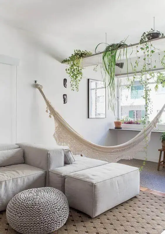 decoração moderna para sala com rede de descanso e sofá modulado Foto Histórias de Casa