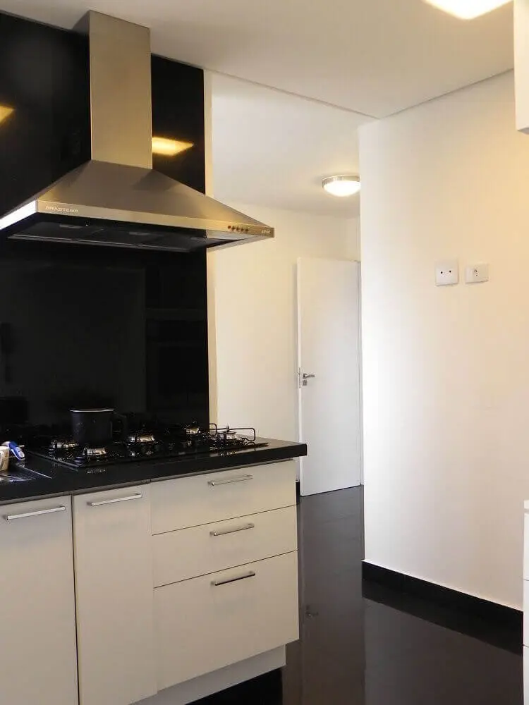 Cozinha com cores de granito preto