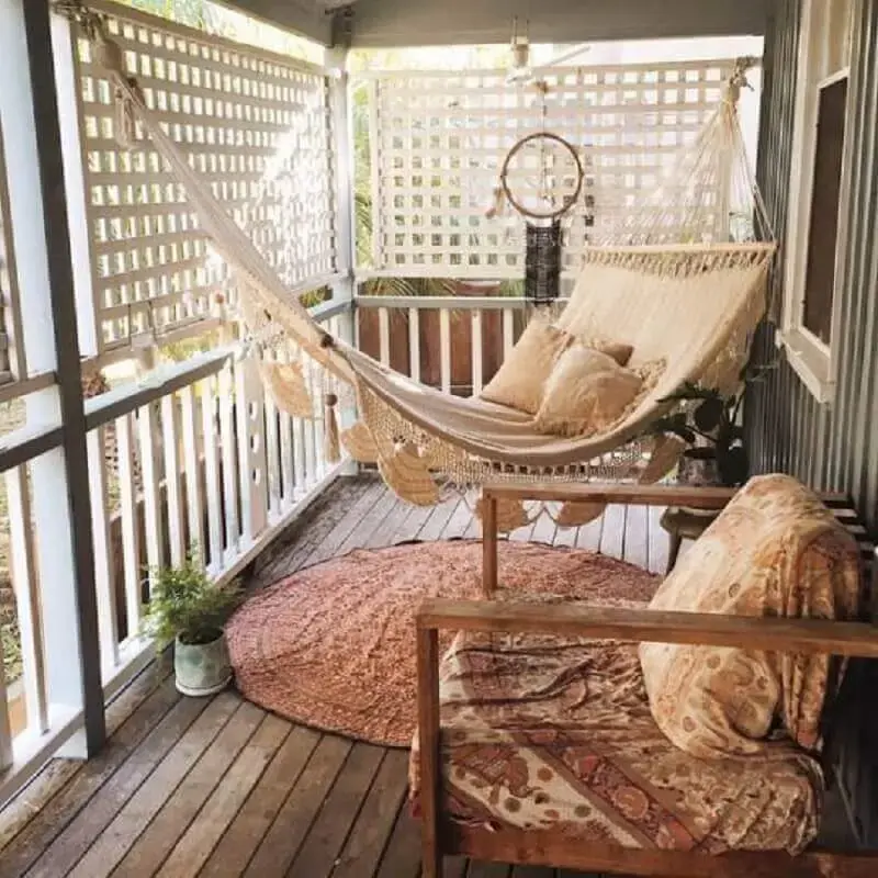 decoração rústica para varanda com rede de descanso com madeira Foto Arquitetas Express