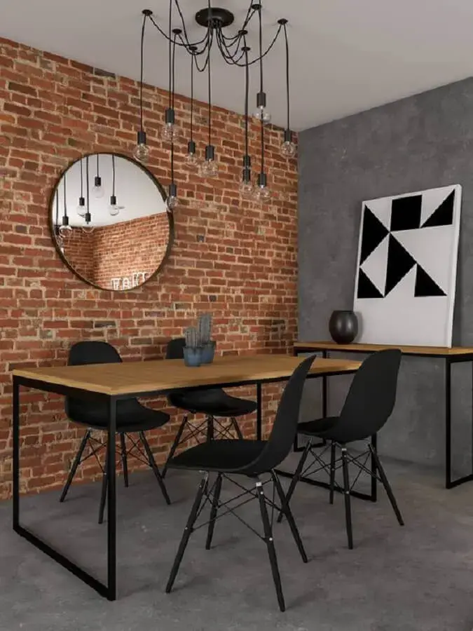 decoração sala de jantar com espelho para parede de tijolinho e mesa industrial com cadeiras pretas Foto Habitare