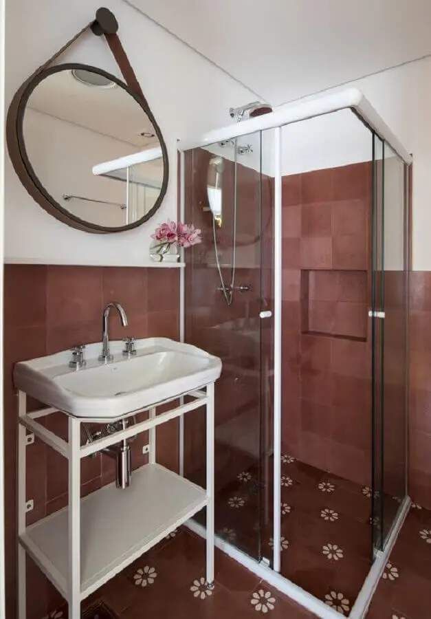 decoração simples com espelho para banheiro redondo com couro Foto Pinterest