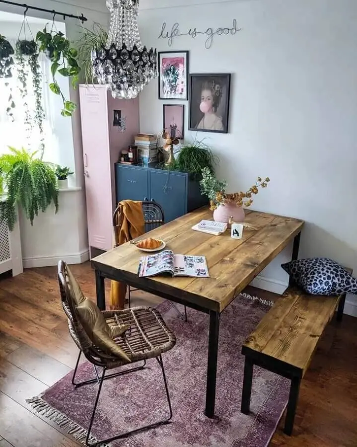 decoração simples com mesa industrial com banco rústico Foto Pinterest
