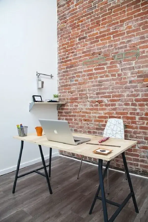 decoração simples com parede de tijolinho e mesa escritório industrial Foto Estilos Deco