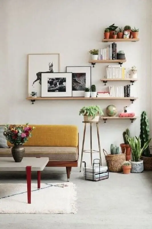 decoração simples com prateleira para quadros sala de estar Foto Pinterest