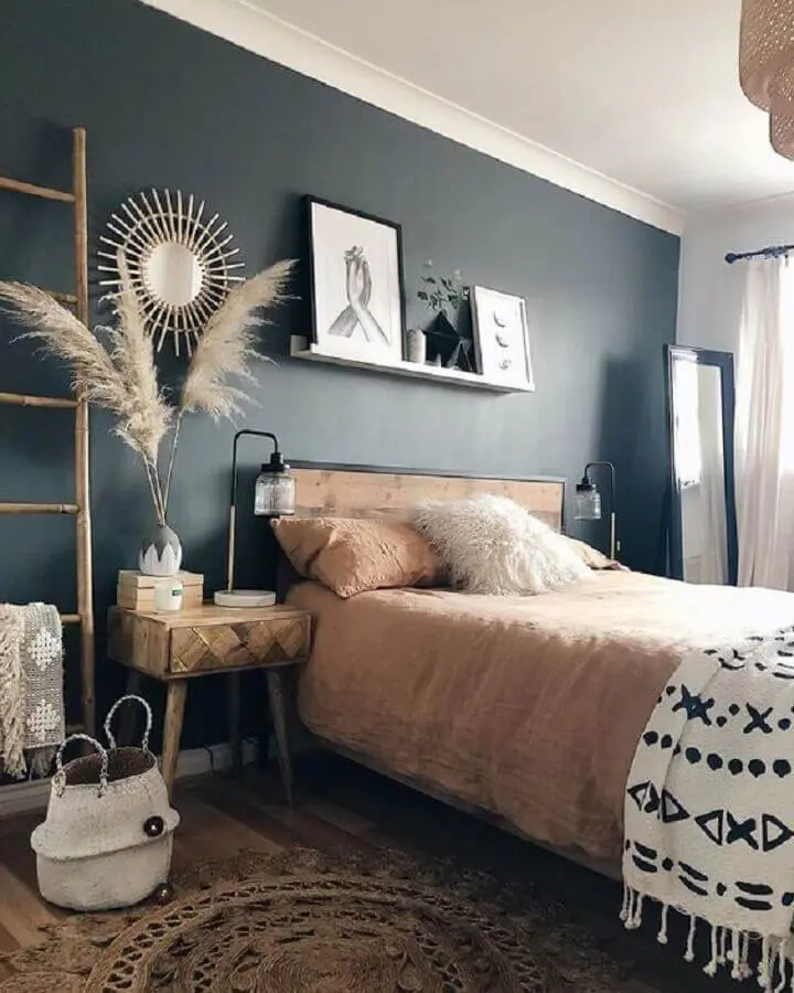 decoração simples de quarto de casal com prateleira para quadros Foto Happy Beds