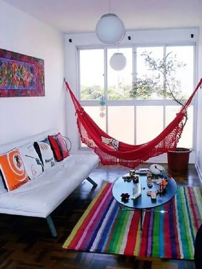 decoração simples de sala com rede de descanso vermelha e tapete colorido Foto Revista VD